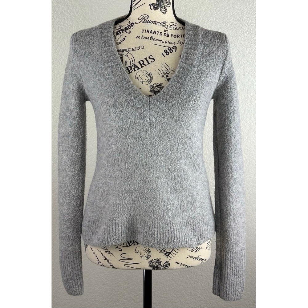 Everlane The Teddy V-Neck Sweater in Soft Gray, size Small - Picture 4 of 14